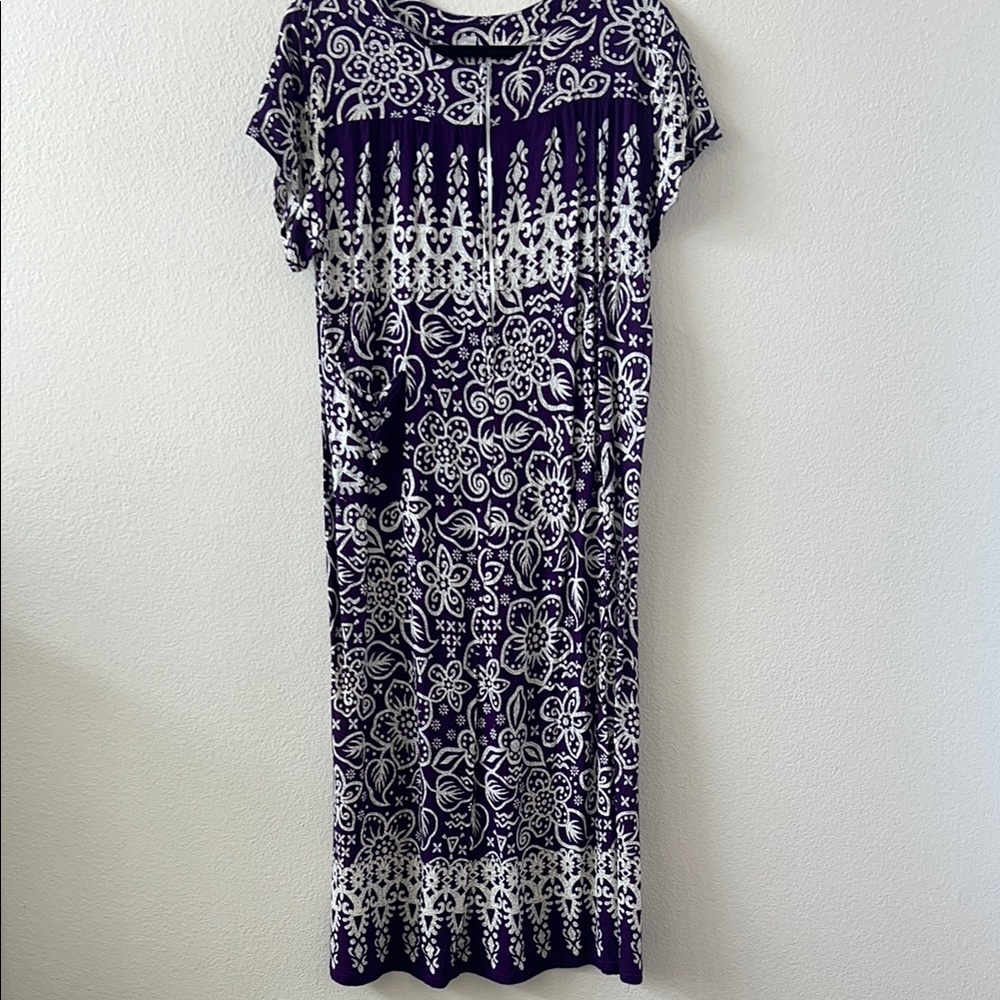 Floral Purple and White Women's Dress size medium/large EUC